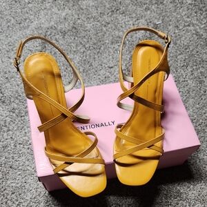 NEW Intentionallyblank Mandarin Block Heel Strappy Sandals Size 41